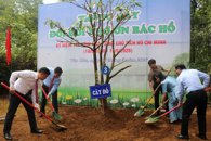 Lãnh đạo tỉnh trồng cây lưu niệm tại Khu di tích lịch sử cấp quốc gia Nhà thờ Bác Hồ