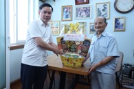Chủ tịch UBND tỉnh Đỗ Hữu Huy thăm, tặng quà chúc thọ người cao tuổi
