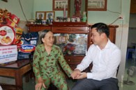 Chủ tịch UBND tỉnh thăm, tặng quà người có công tiêu biểu nhân kỷ niệm 79 năm Ngày Thương binh - Liệt sĩ