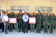 Phó Chủ tịch UBND tỉnh Nguyễn Thiên Văn thăm, động viên lực lượng bộ đội hỗ trợ xây dựng trường học vùng biên giới