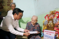 Phó Chủ tịch UBND tỉnh Đào Mỹ thăm, tặng quà người có công tiêu biểu nhân kỷ niệm 79 năm Ngày Thương binh - Liệt sĩ