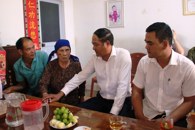 Phó Chủ tịch UBND tỉnh Y Nhuân Byă thăm, tặng quà các gia đình người có công với cách mạng