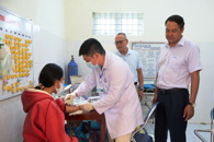 Phó Chủ tịch UBND tỉnh Y Nhuân Byă kiểm tra công tác khám sức khỏe, khám sàng lọc cho Nhân dân tại xã Liên Sơn Lắk và xã Đắk Phơi