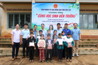 Văn phòng UBND tỉnh thăm, tặng quà buôn kết nghĩa Dliê Ya A