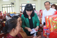 Trao 300 suất quà Tết cho người dân tại các địa phương